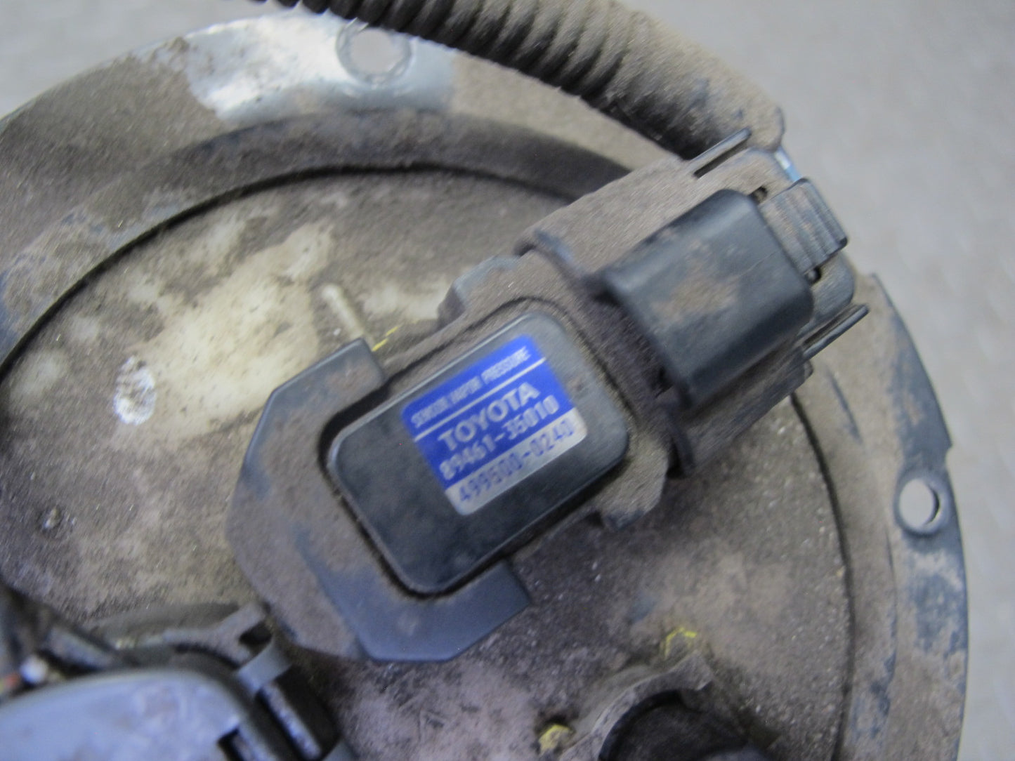 2003-2005 Lexus UZJ100L LX470 Gas Fuel Pump Sending Unit Assembly