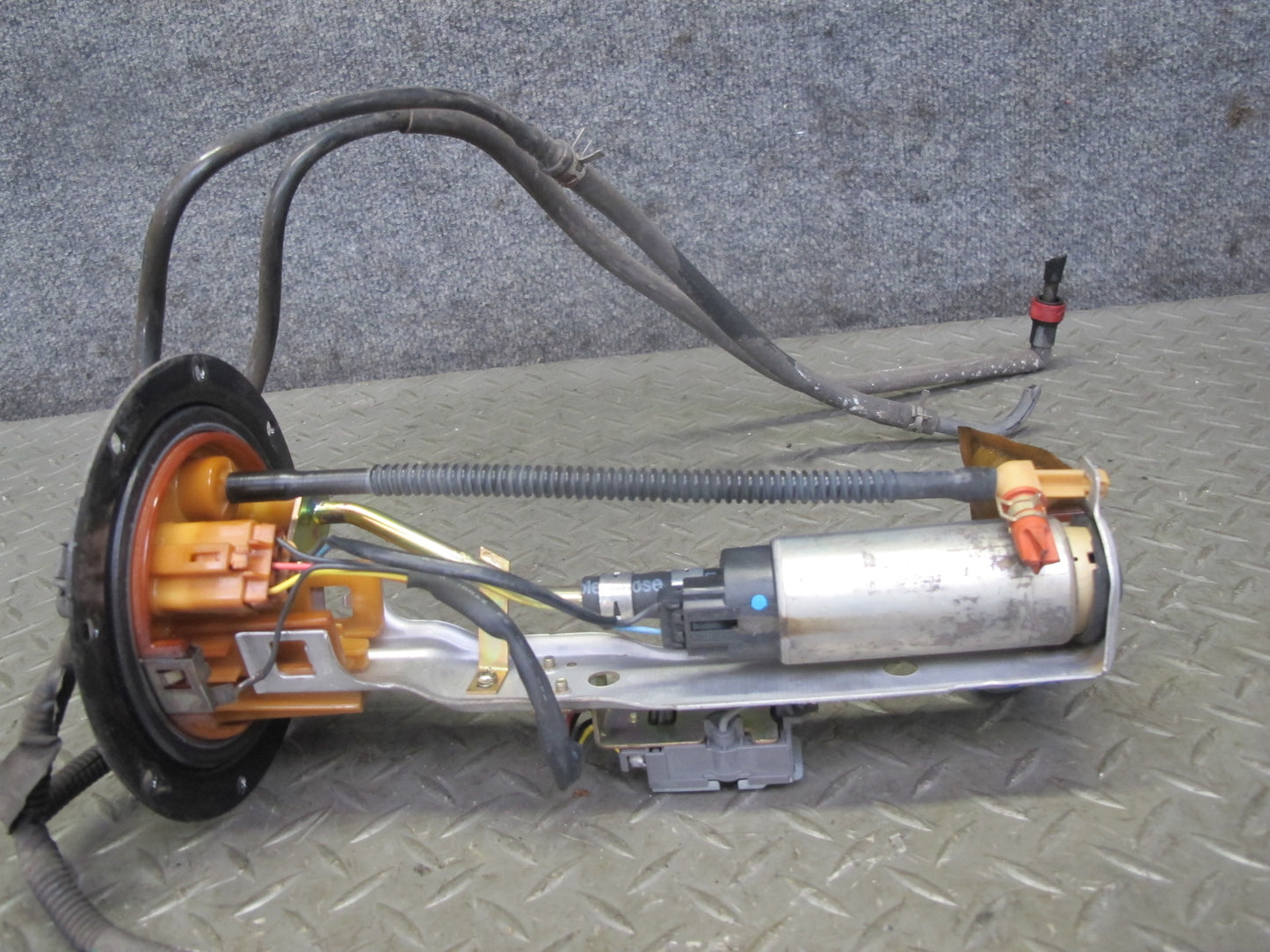 2003-2005 Lexus UZJ100L LX470 Gas Fuel Pump Sending Unit Assembly