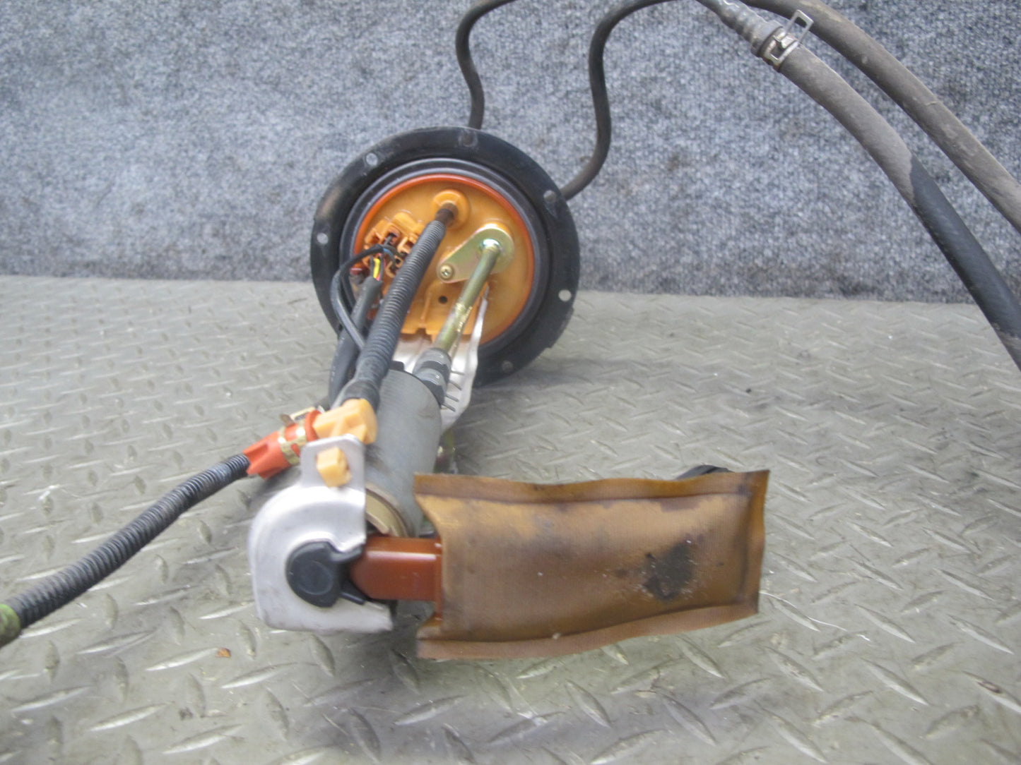 2003-2005 Lexus UZJ100L LX470 Gas Fuel Pump Sending Unit Assembly