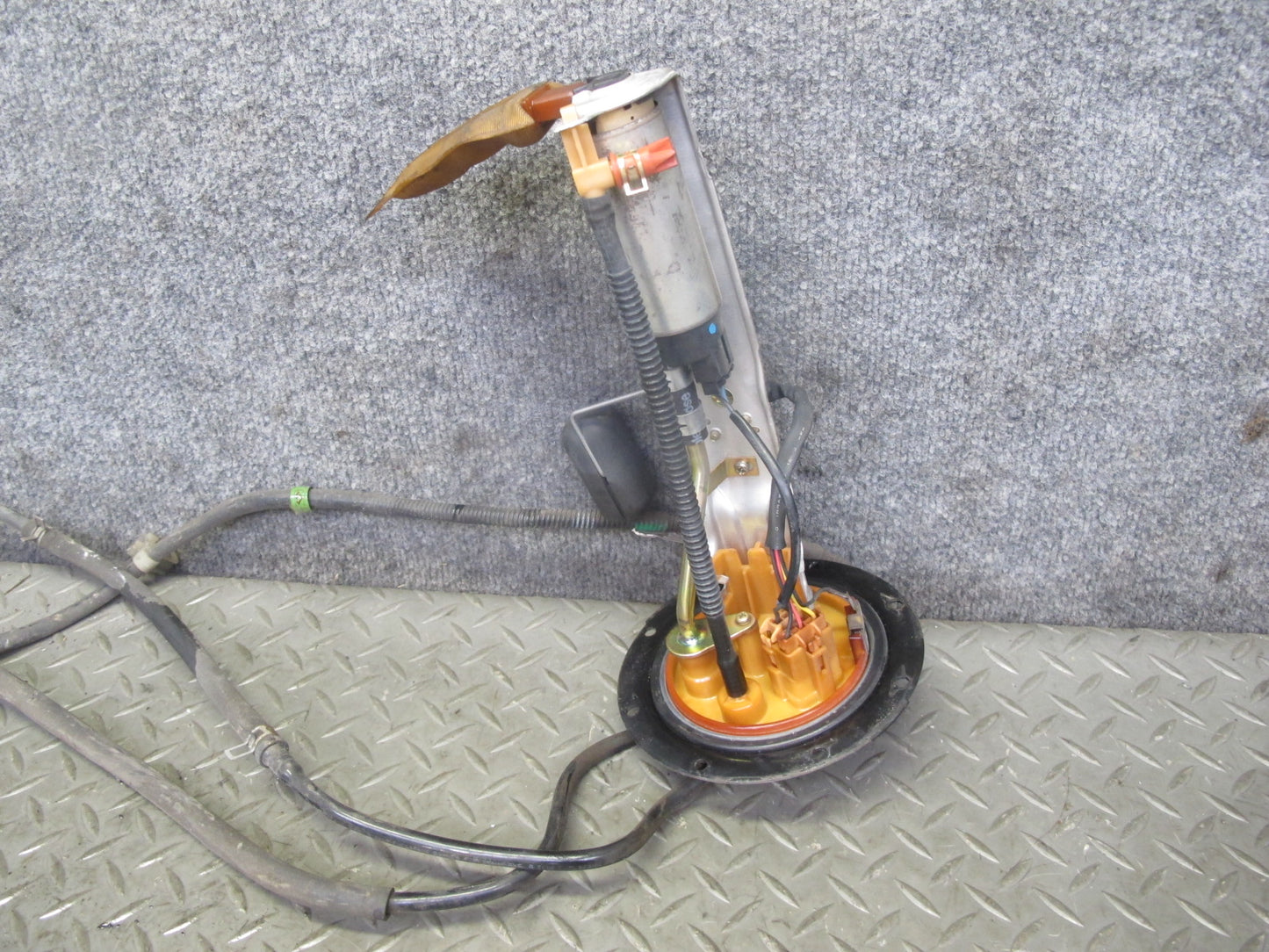 2003-2005 Lexus UZJ100L LX470 Gas Fuel Pump Sending Unit Assembly