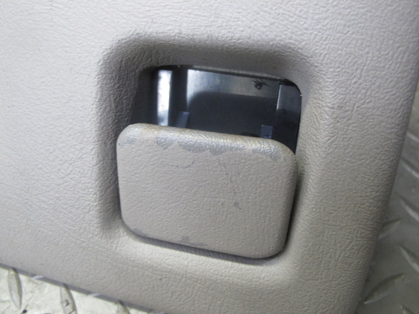 2003-2007 Hummer H2 Front Right Passenger Dash Glove Box Compartment Storage