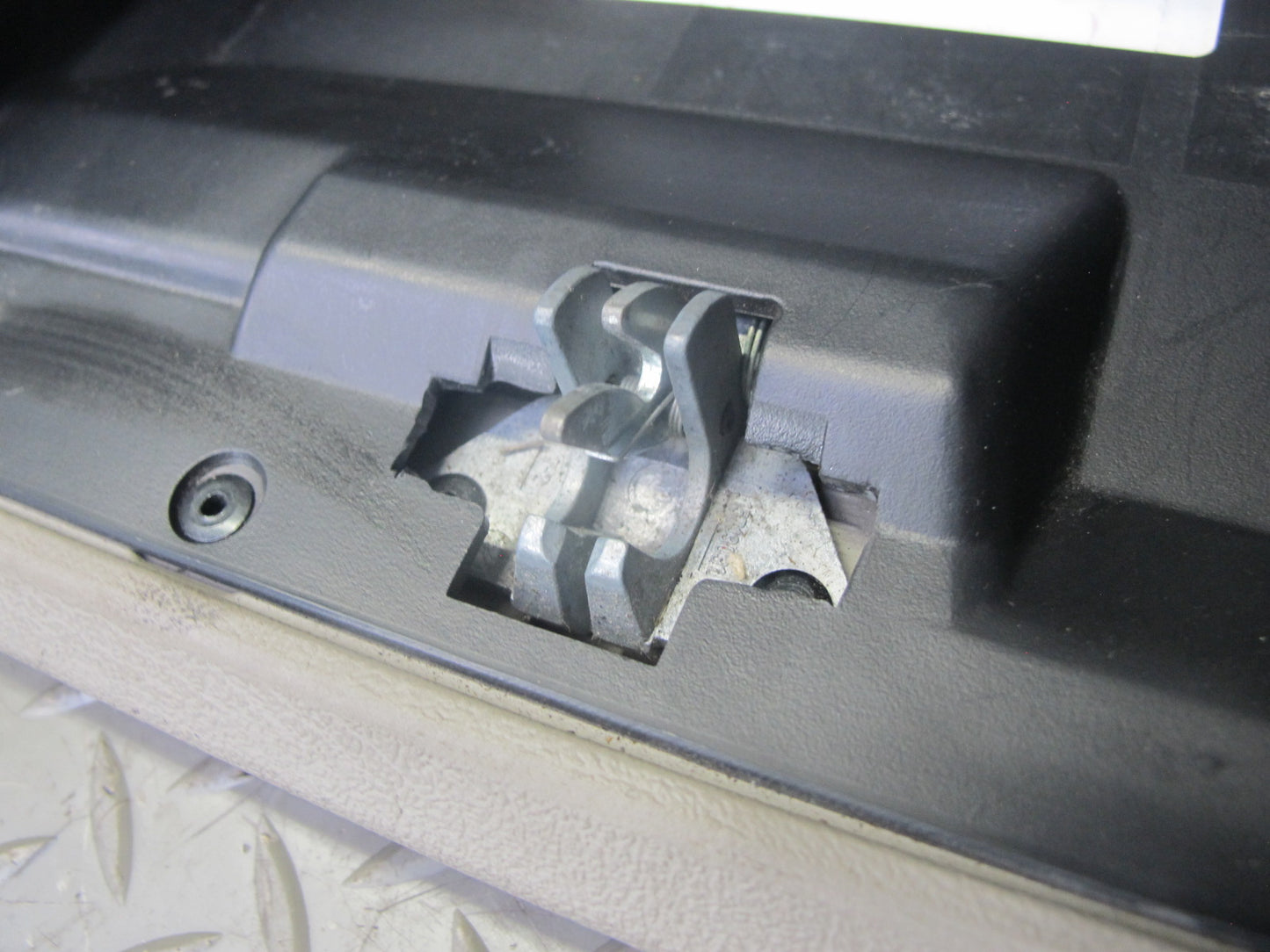 2003-2007 Hummer H2 Front Right Passenger Dash Glove Box Compartment Storage