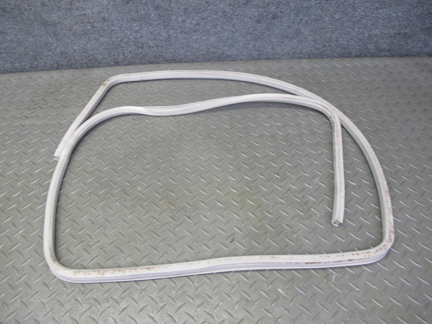 2003-2009 Hummer H2 Front Upper Roof Weatherstrip Rubber Seal