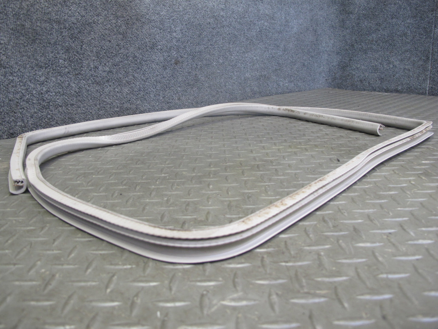 2003-2009 Hummer H2 Front Upper Roof Weatherstrip Rubber Seal