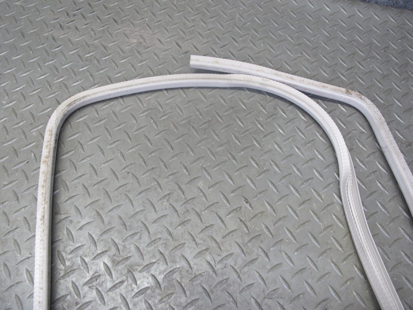 2003-2009 Hummer H2 Front Upper Roof Weatherstrip Rubber Seal