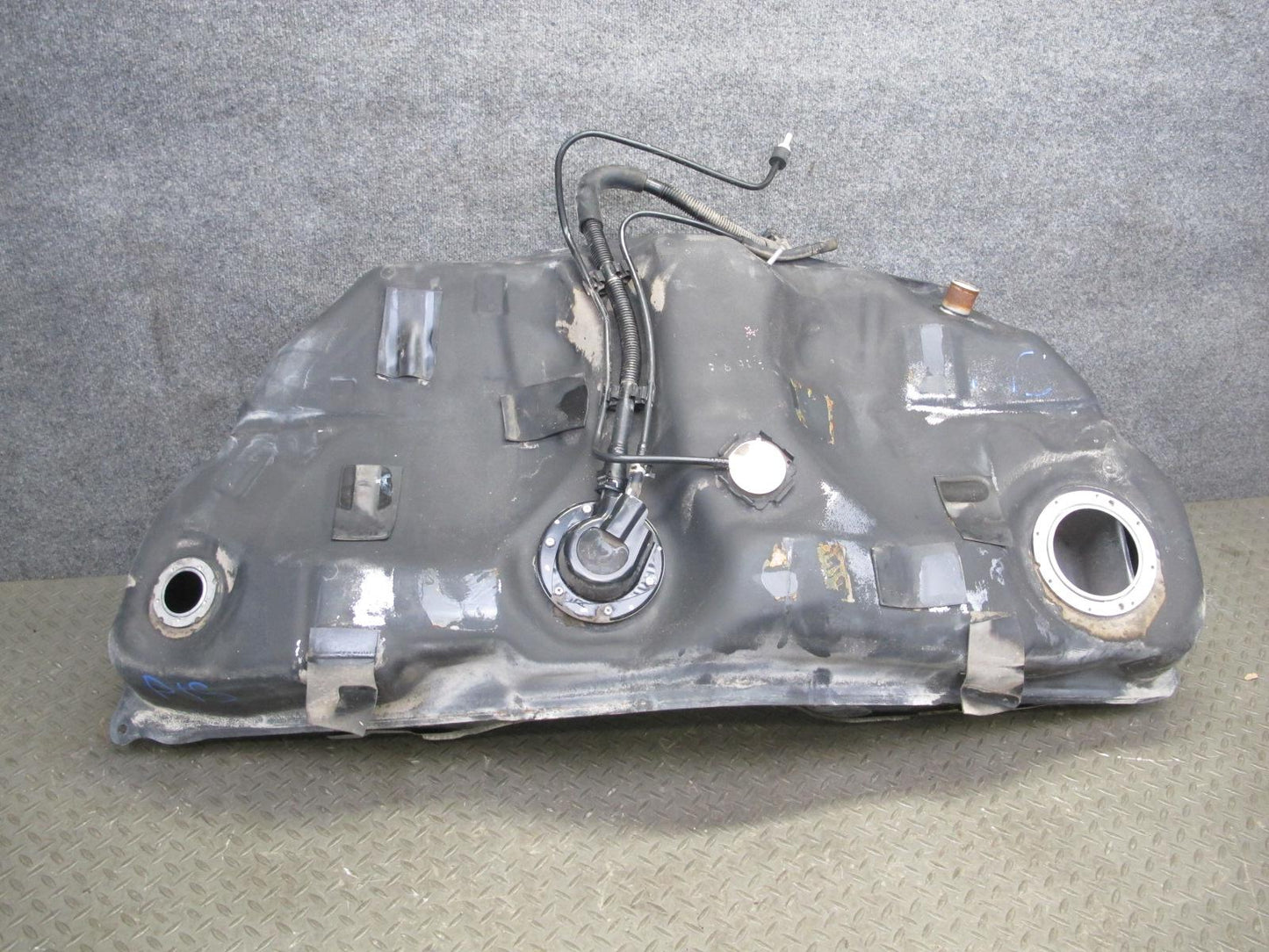 01-05 Lexus JCE10L IS300 Sedan Fuel Tank Unit OEM