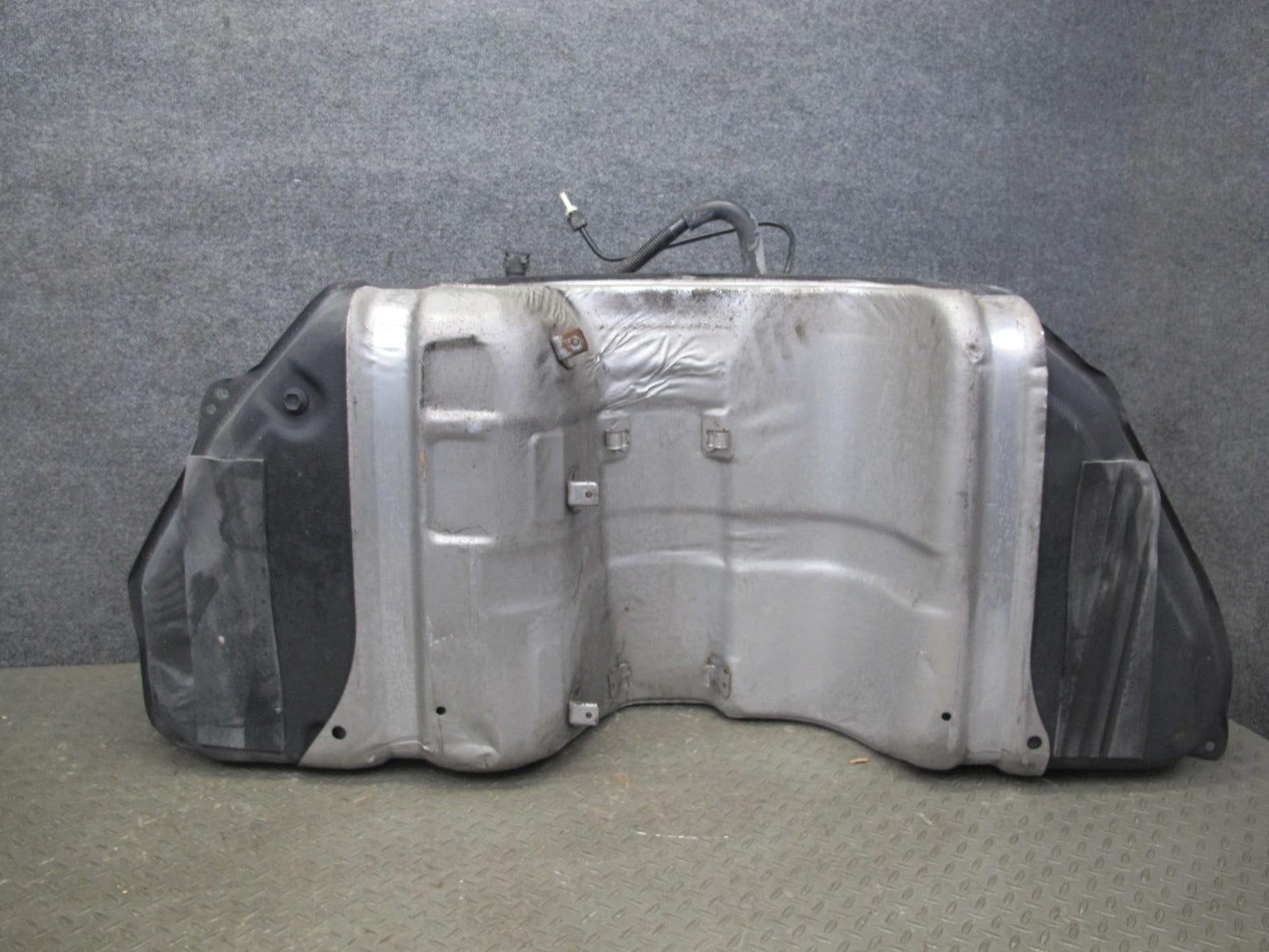 01-05 Lexus JCE10L IS300 Sedan Fuel Tank Unit OEM