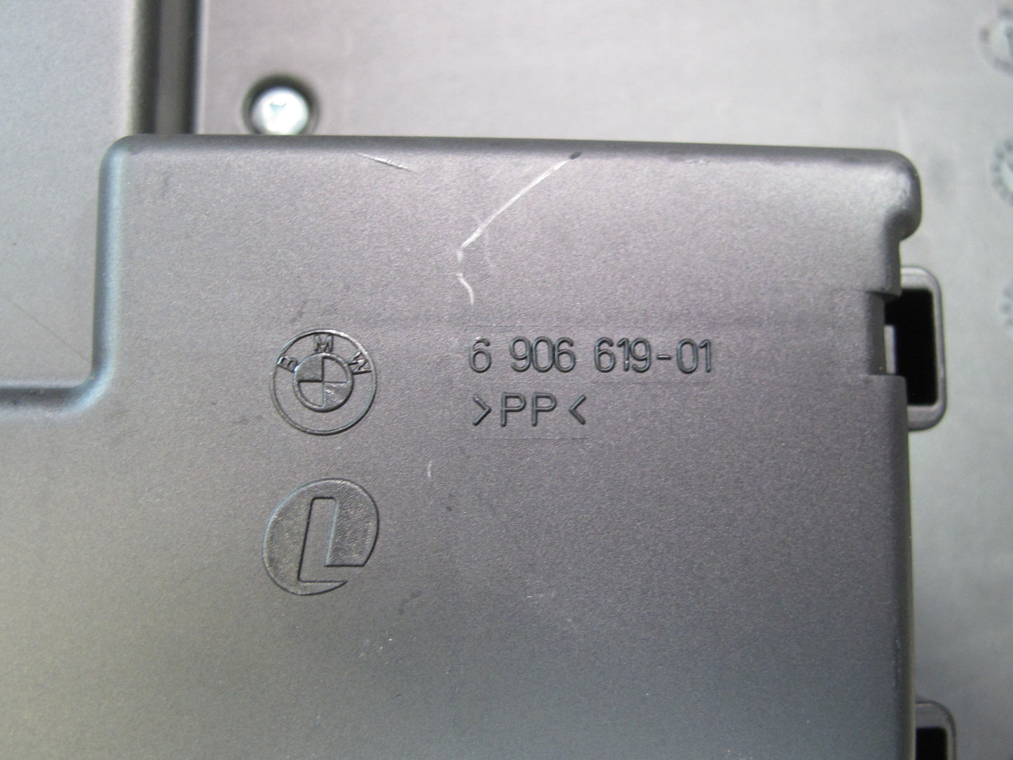 2006-2010 BMW E63 E64 Rear Trunk Fuse Relay Box Module 6906618
