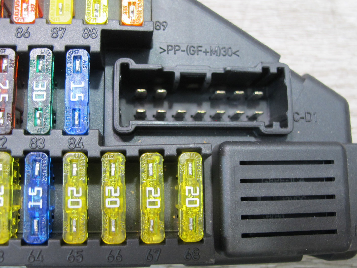 2006-2010 BMW E63 E64 Rear Trunk Fuse Relay Box Module 6906618