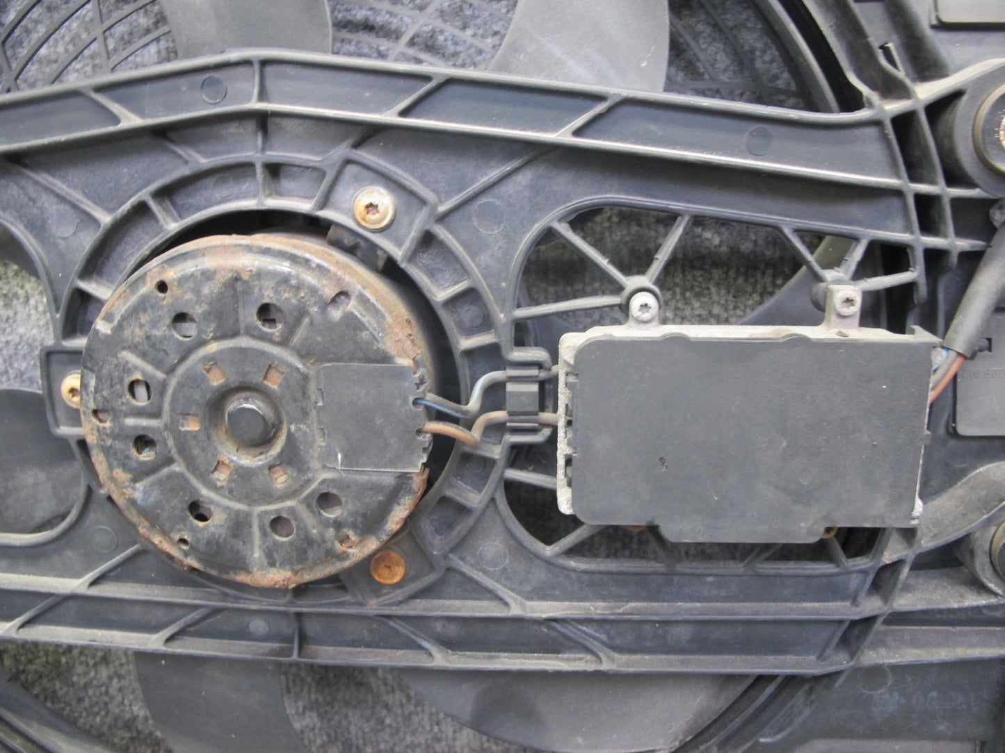 01-06 BMW E46 M54 Engine Cooling Fan Motor Shroud OEM