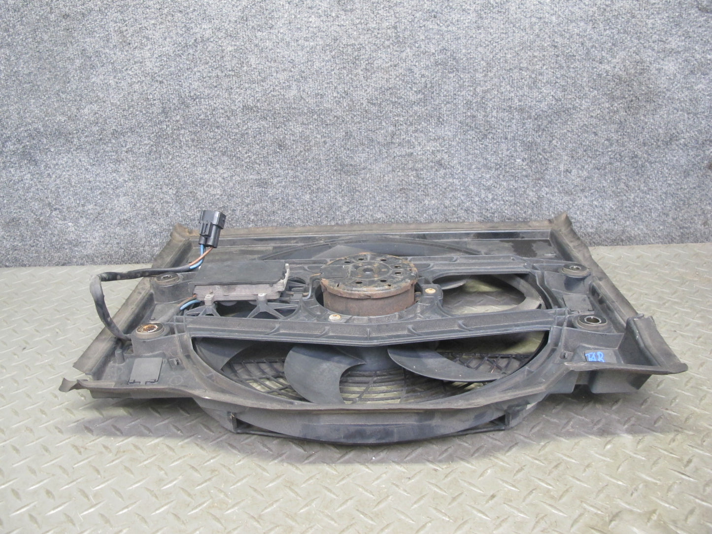 01-06 BMW E46 M54 Engine Cooling Fan Motor Shroud OEM