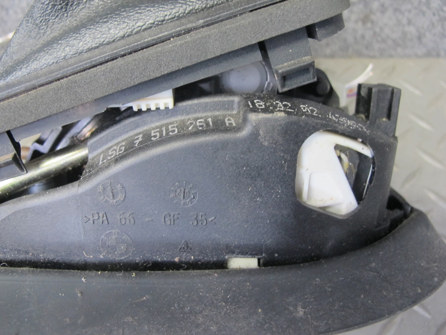 01-06 BMW E46 3-SERIES A/T Automatic Transmission Shifter w Cable 7515261 OEM