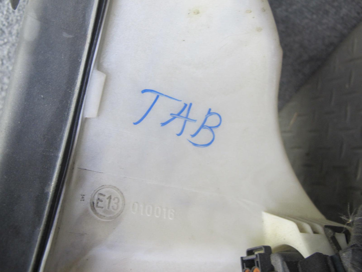01-06 BMW E46 3-SERIES Windshield Washer Fluid Reservoir Tank w Pump 7008057 OEM