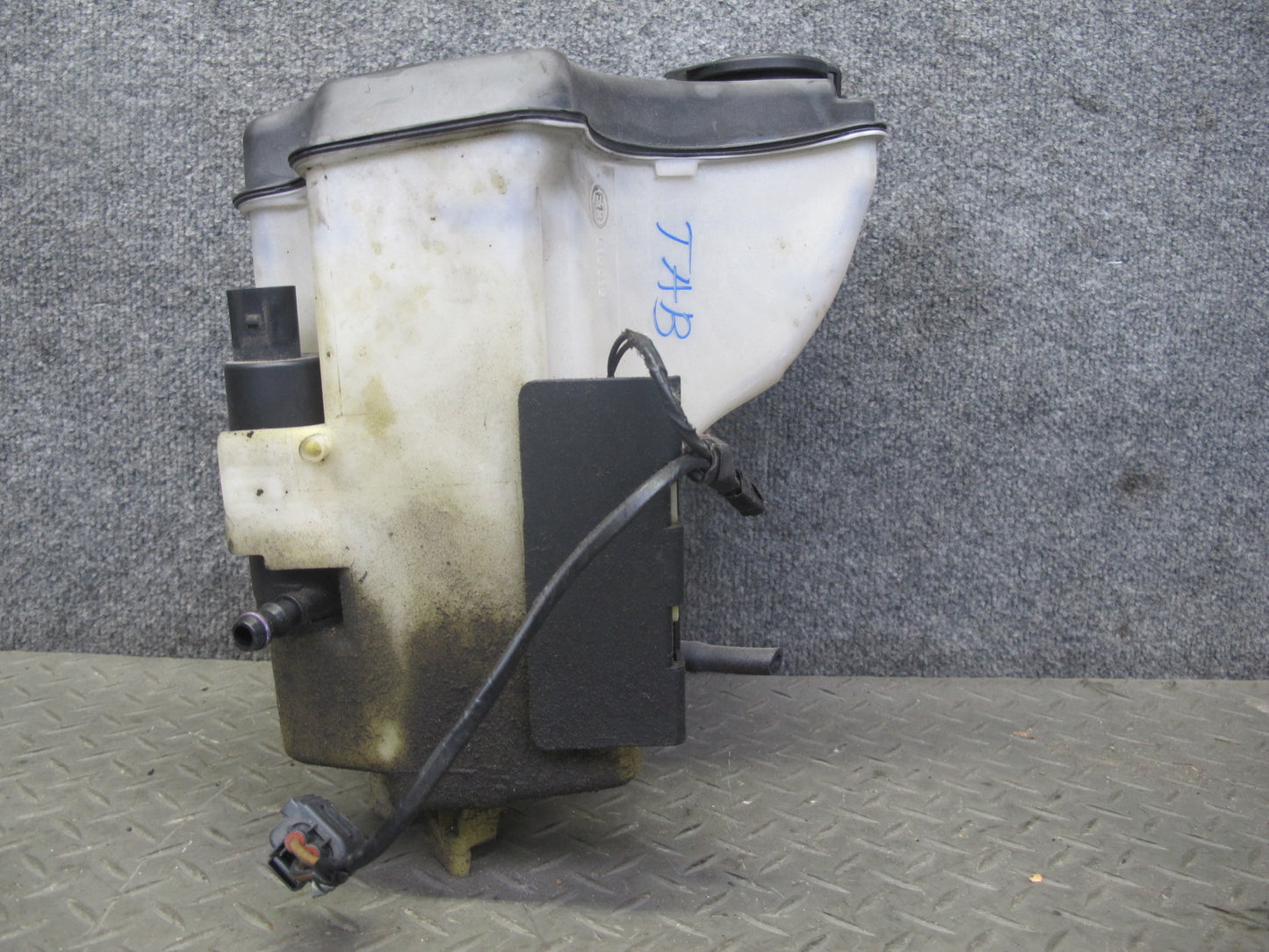 01-06 BMW E46 3-SERIES Windshield Washer Fluid Reservoir Tank w Pump 7008057 OEM