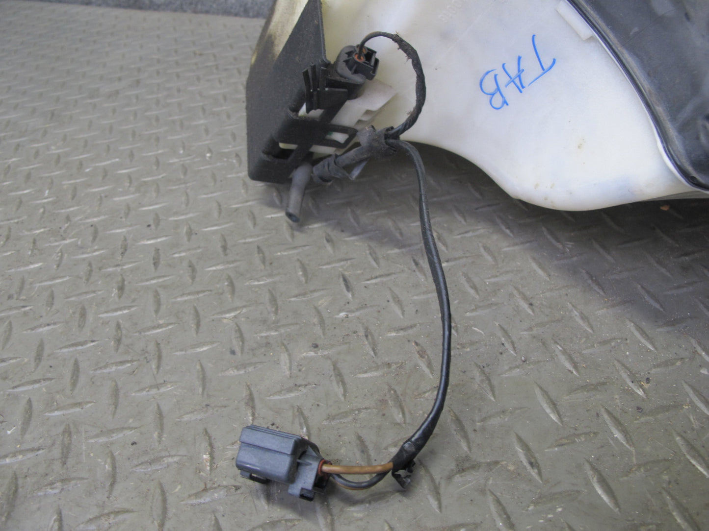 01-06 BMW E46 3-SERIES Windshield Washer Fluid Reservoir Tank w Pump 7008057 OEM