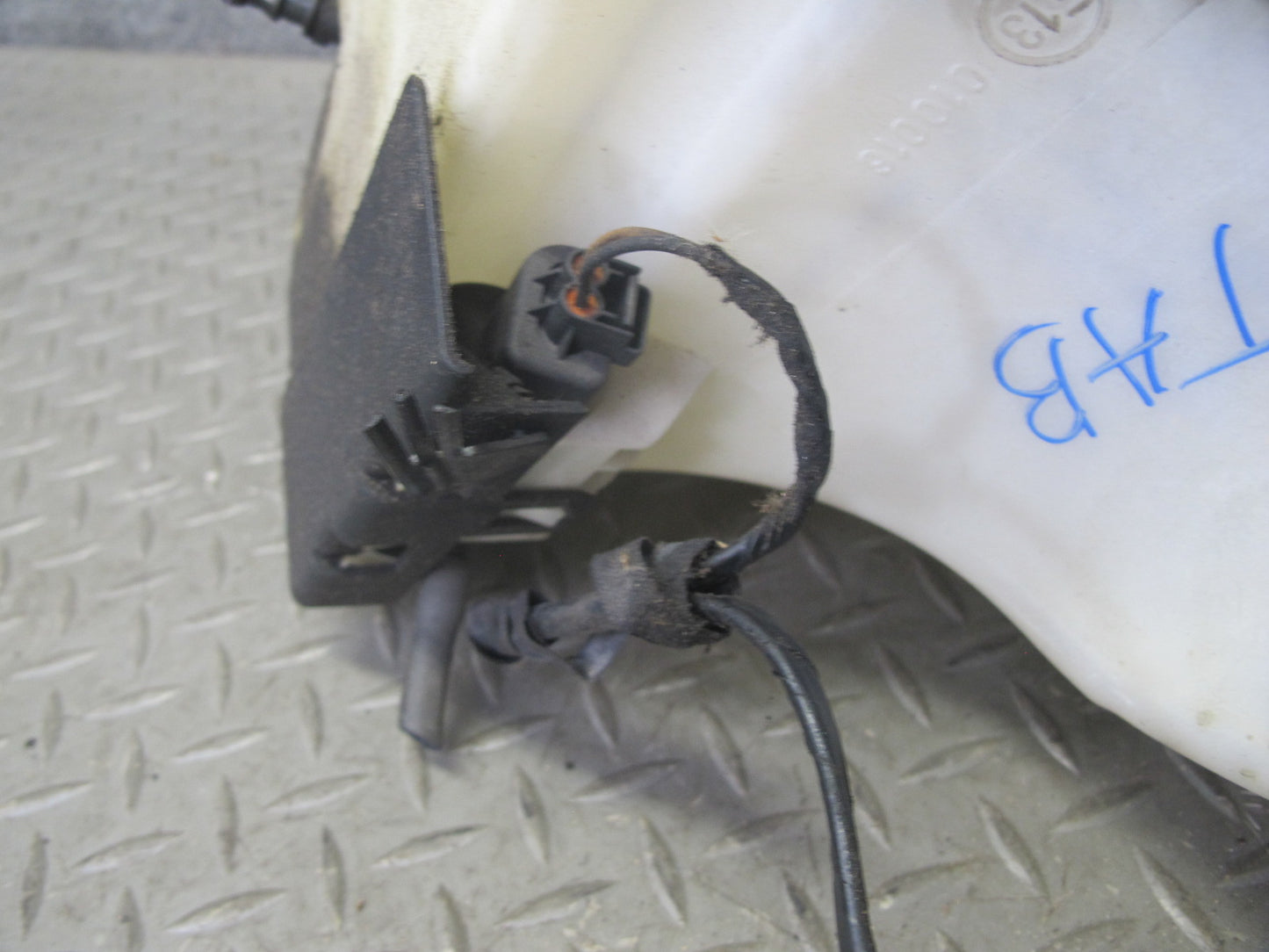 01-06 BMW E46 3-SERIES Windshield Washer Fluid Reservoir Tank w Pump 7008057 OEM