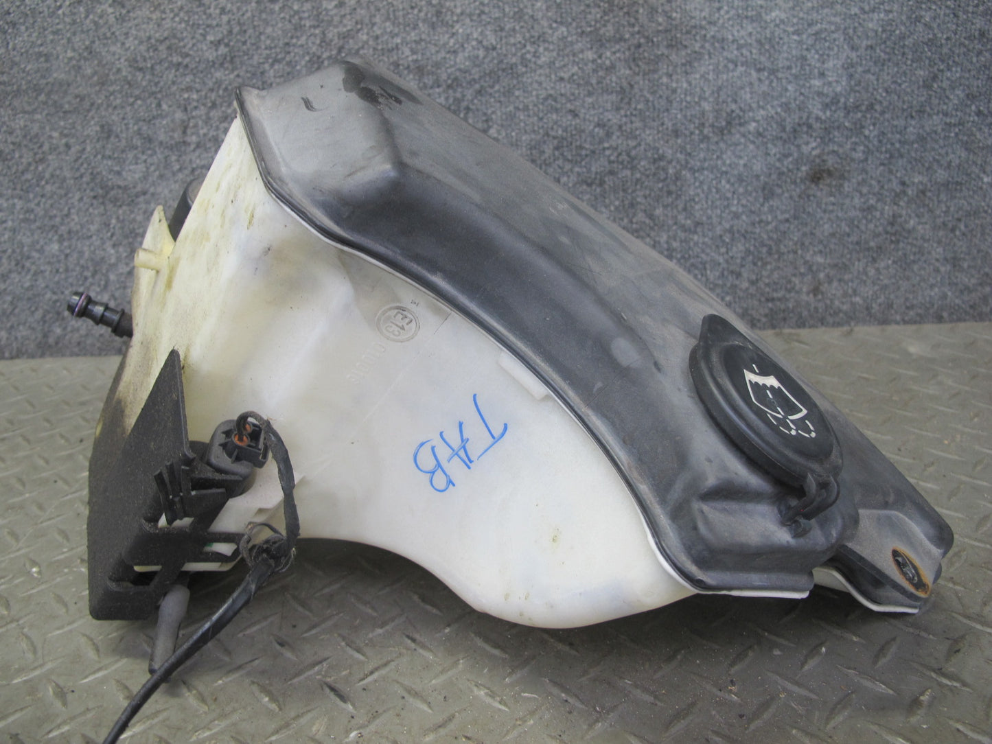 01-06 BMW E46 3-SERIES Windshield Washer Fluid Reservoir Tank w Pump 7008057 OEM