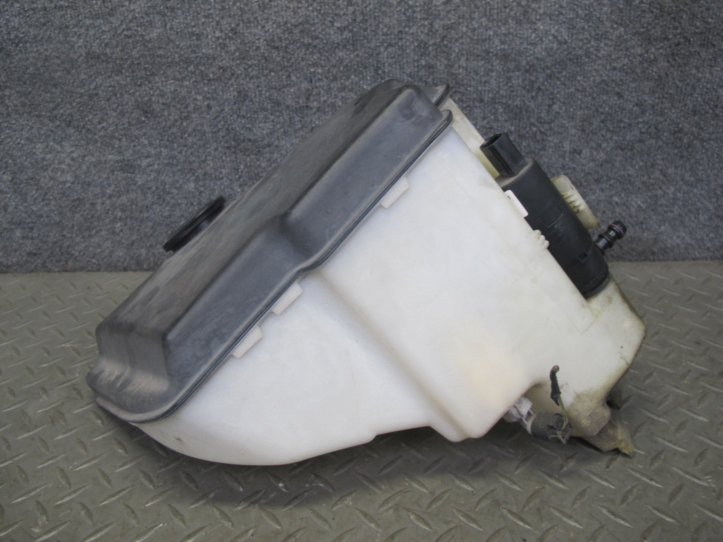 01-06 BMW E46 3-SERIES Windshield Washer Fluid Reservoir Tank w Pump 7008057 OEM