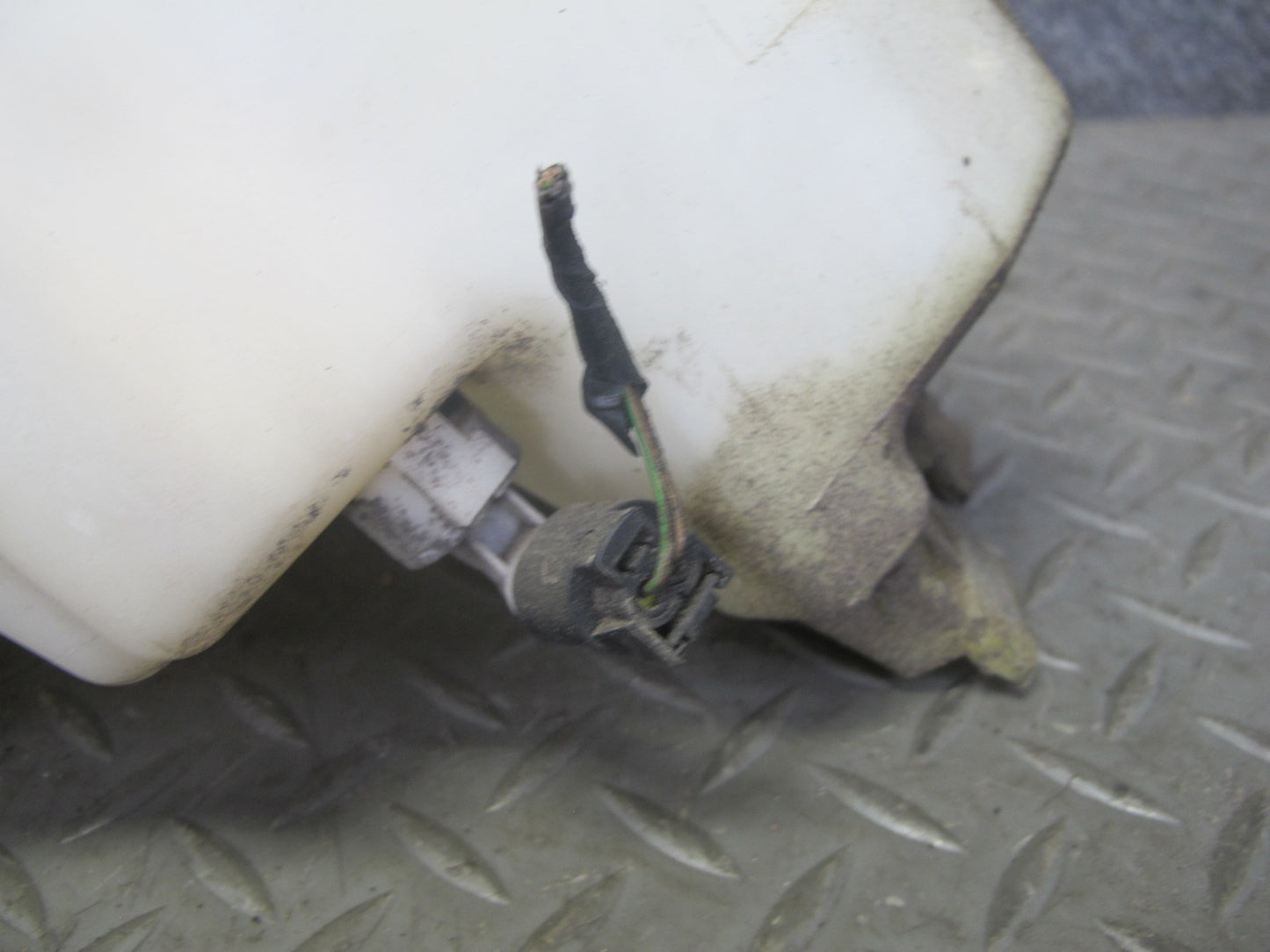 01-06 BMW E46 3-SERIES Windshield Washer Fluid Reservoir Tank w Pump 7008057 OEM