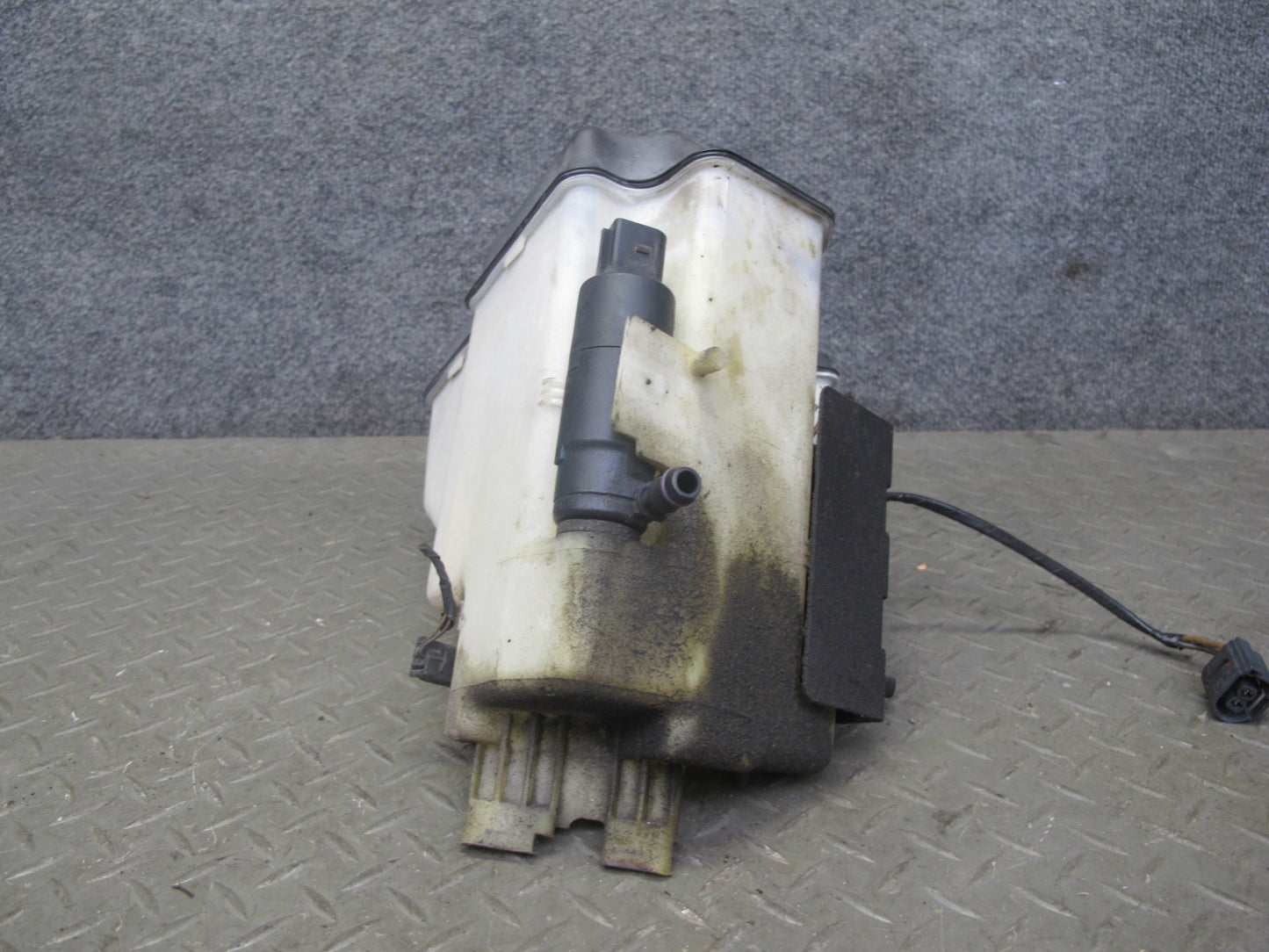01-06 BMW E46 3-SERIES Windshield Washer Fluid Reservoir Tank w Pump 7008057 OEM
