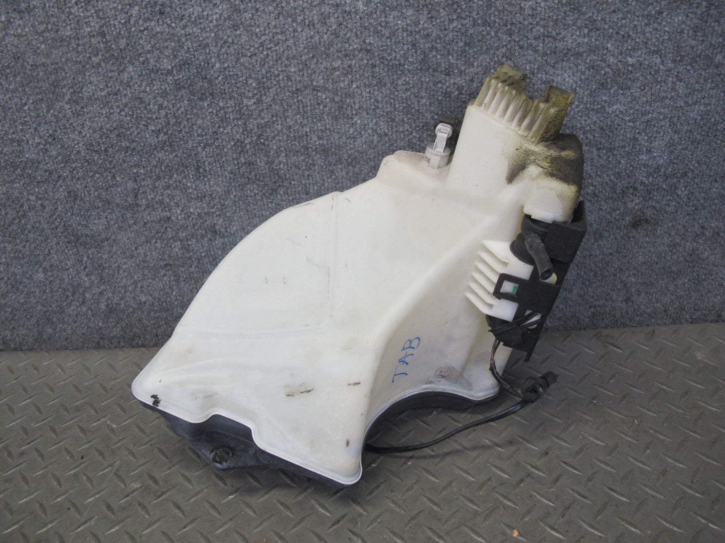 01-06 BMW E46 3-SERIES Windshield Washer Fluid Reservoir Tank w Pump 7008057 OEM