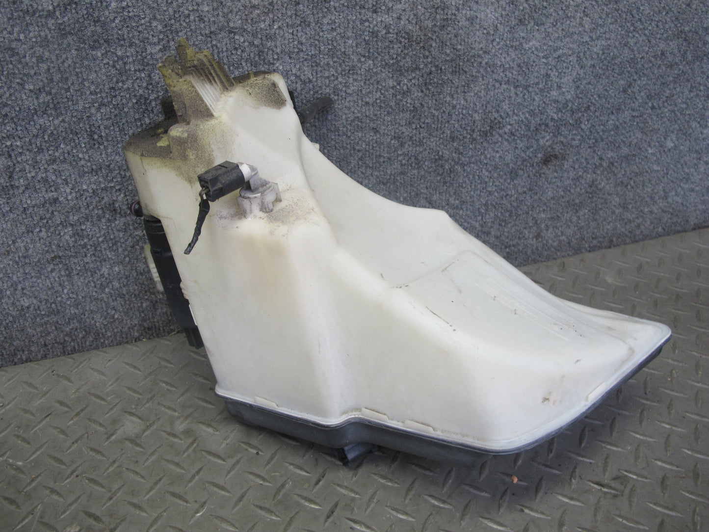 01-06 BMW E46 3-SERIES Windshield Washer Fluid Reservoir Tank w Pump 7008057 OEM
