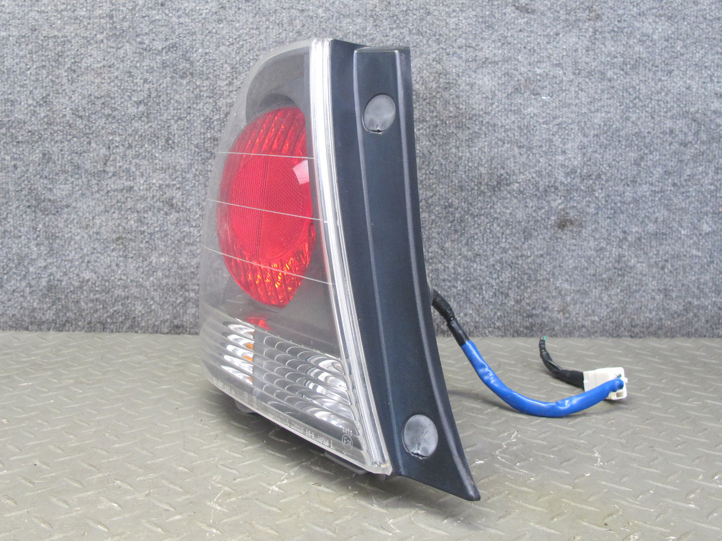 04-05 Lexus JCE10L IS300 Sedan Rear Left Driver Side Outer Tail Light Lamp OEM