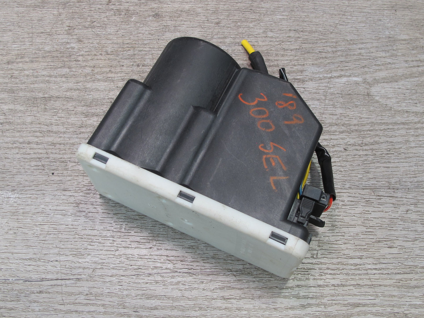 86-91 Mercedes W126 S-class Sedan Door Locking Vacuum Power Pump w Foam OEM