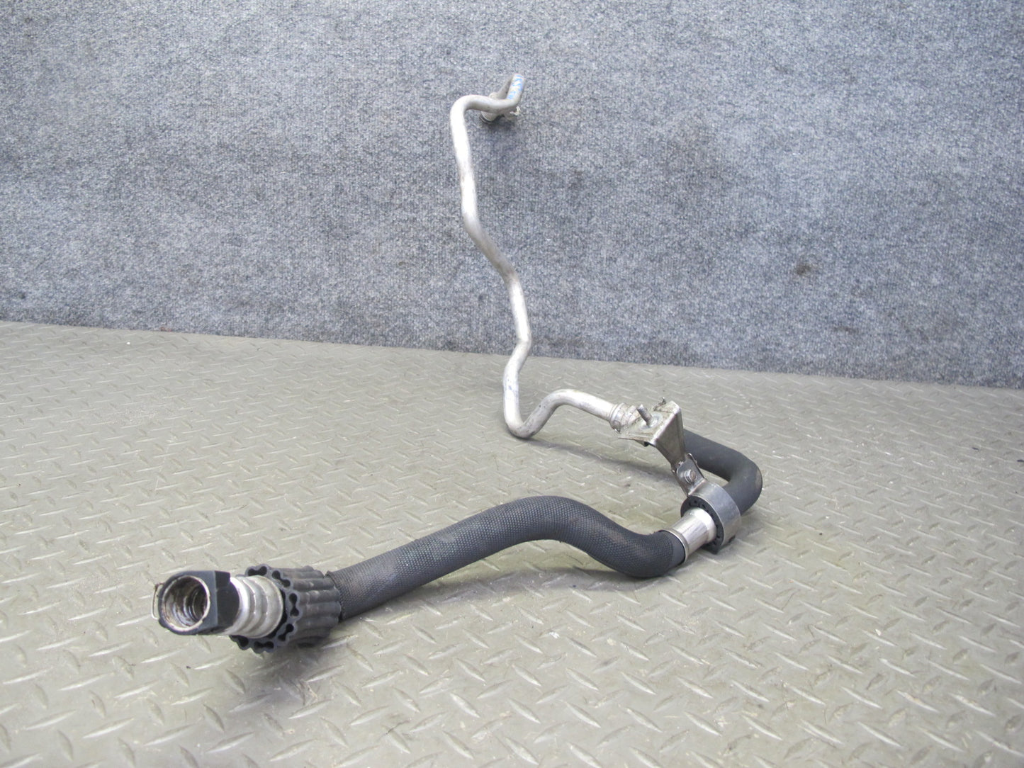2008-2014 BMW E71 E72 X6 4.4L Engine Oil Cooler Hose Pipe Line
