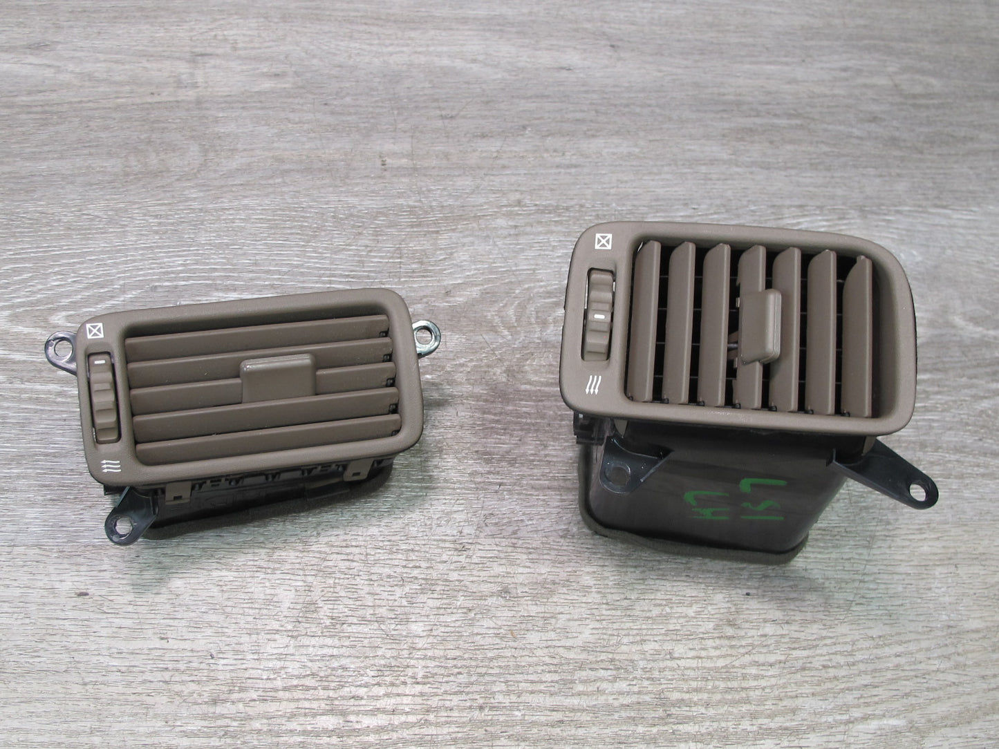 95-97 Lexus UCF20L LS400 Set of 2 Dash Left & Right AC Heater Air Vent Brown OEM