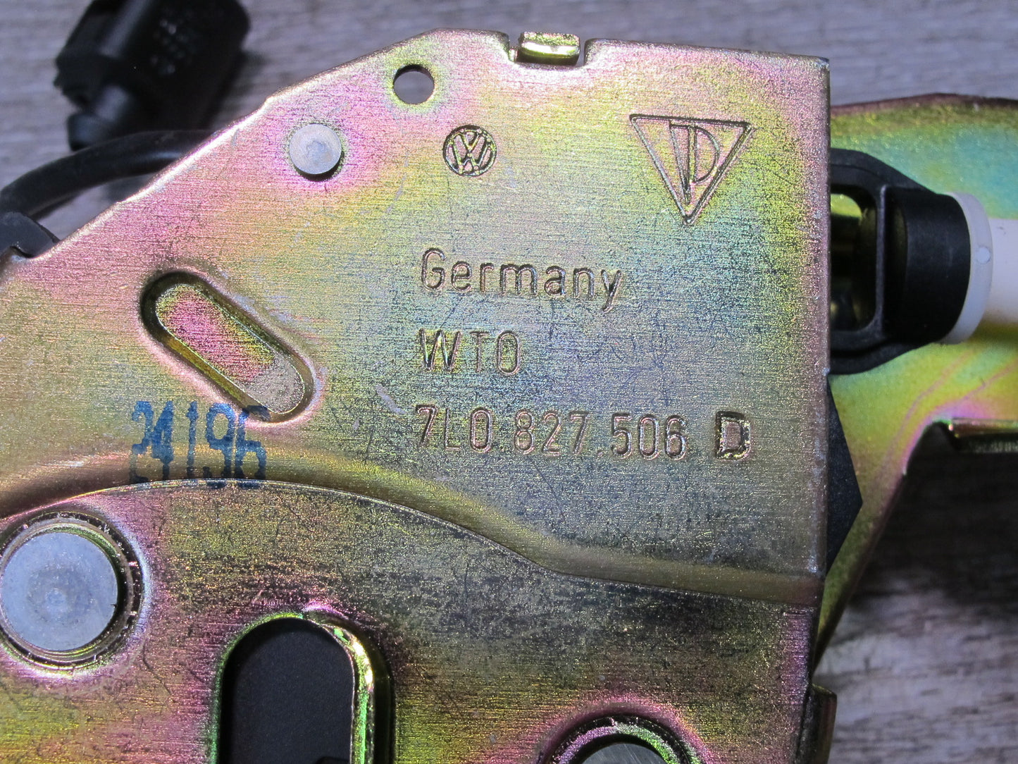 2003-2006 Porsche Cayenne 955 Rear Trunk Window Lock Latch 7L0827506D