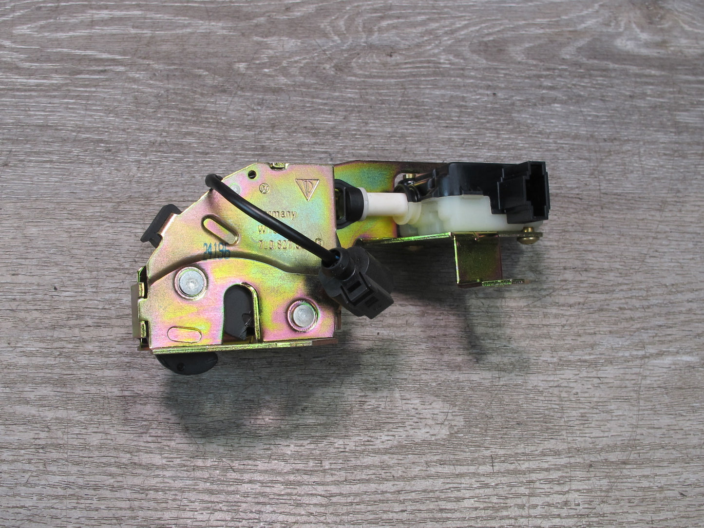 2003-2006 Porsche Cayenne 955 Rear Trunk Window Lock Latch 7L0827506D