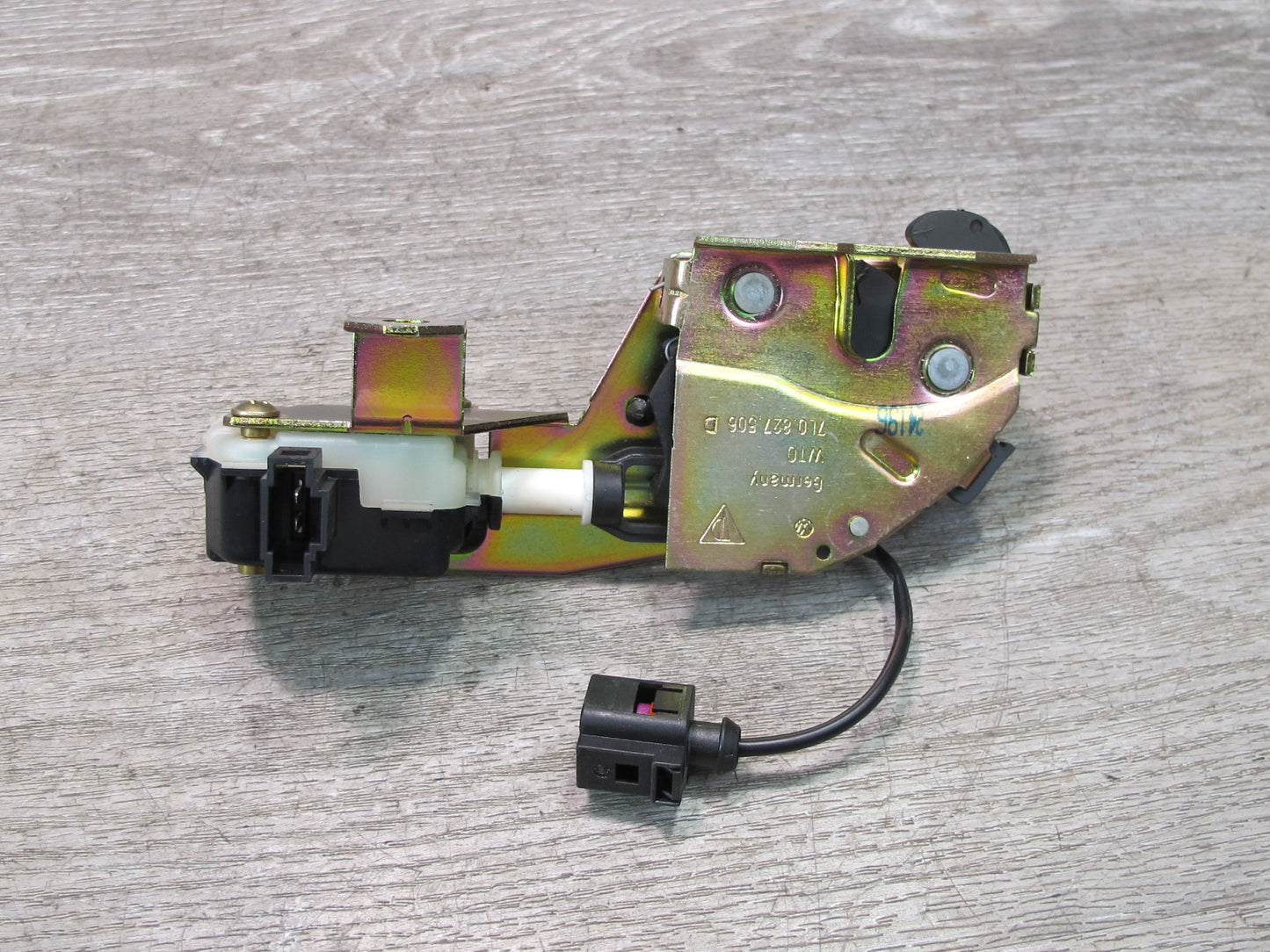 2003-2006 Porsche Cayenne 955 Rear Trunk Window Lock Latch 7L0827506D