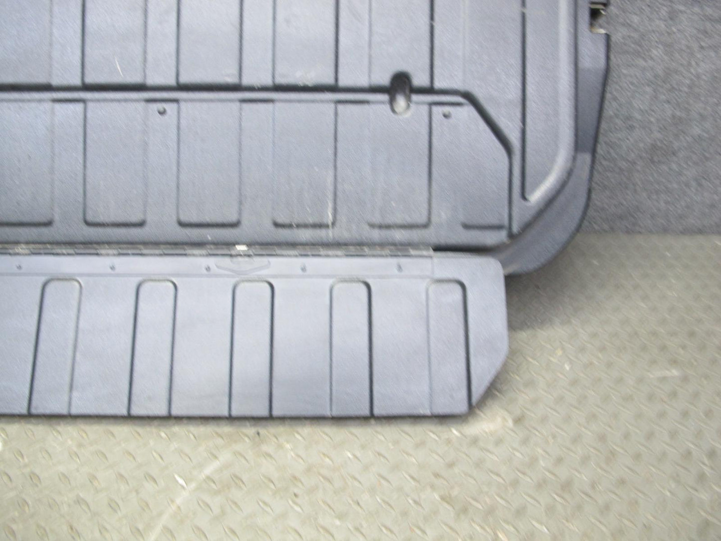2005-2009 Hummer H2 SUT Rear MID Gate Center Decklid Panel W/ Glass