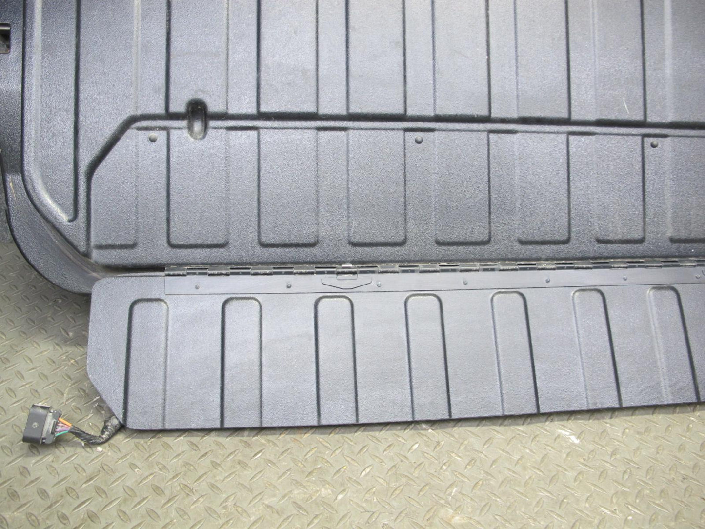 2005-2009 Hummer H2 SUT Rear MID Gate Center Decklid Panel W/ Glass