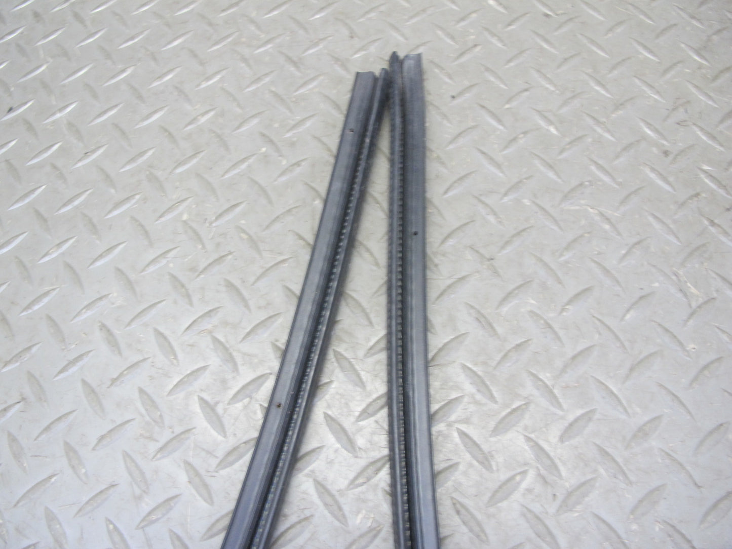 2003-2009 Hummer H2 Rear Left Side Door Weatherstrip Rubber Seal