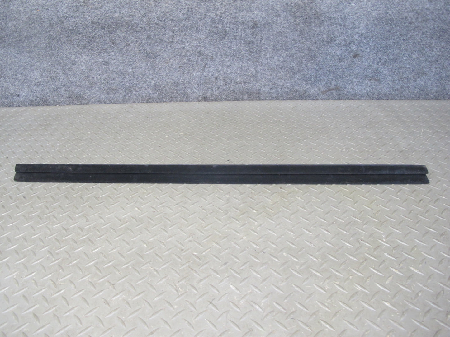 2003-2009 Hummer H2 Front Right Window Outer Inner Weatherstrip Rubber Seal Set