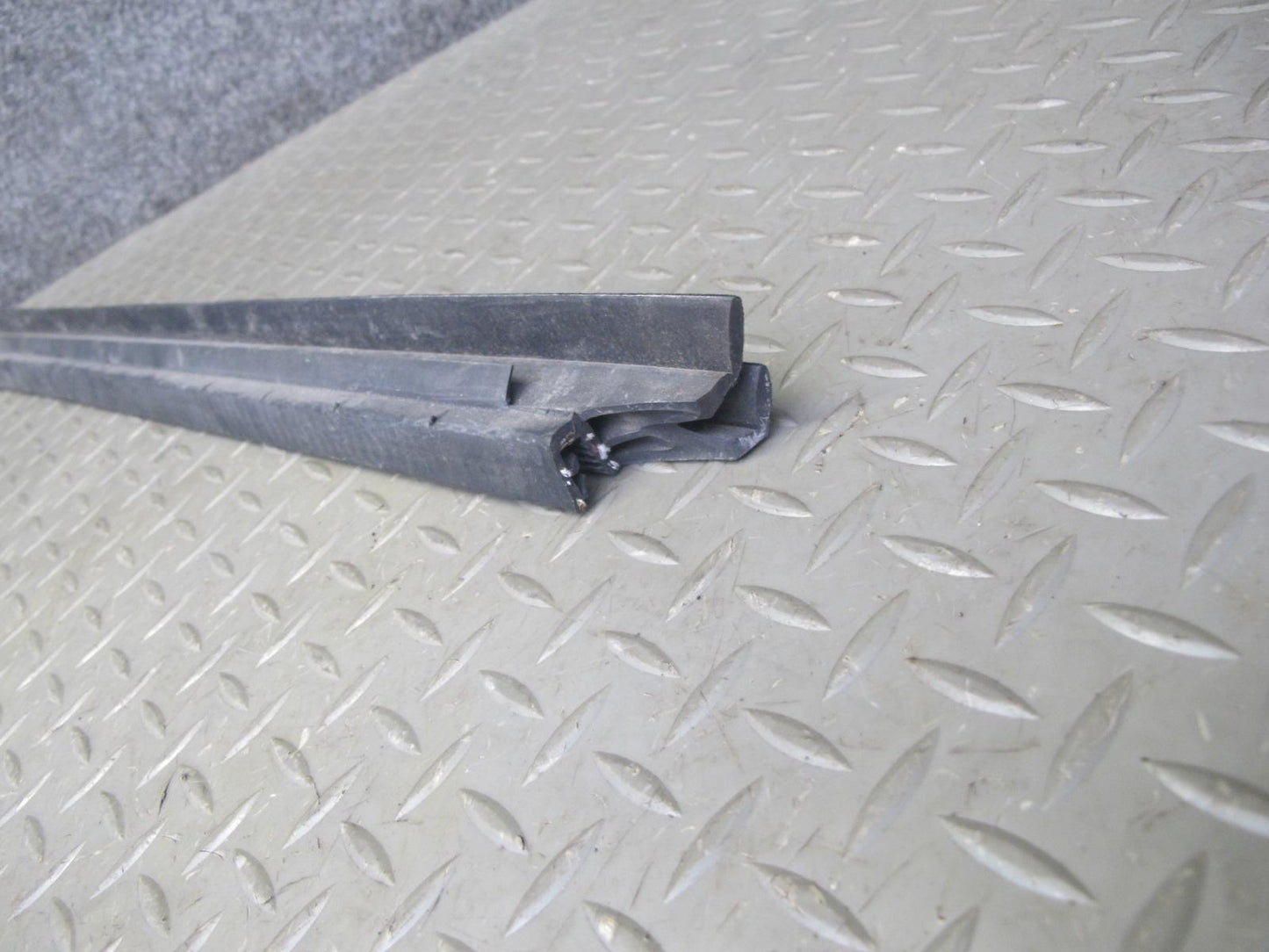 2003-2009 Hummer H2 Front Right Window Outer Inner Weatherstrip Rubber Seal Set