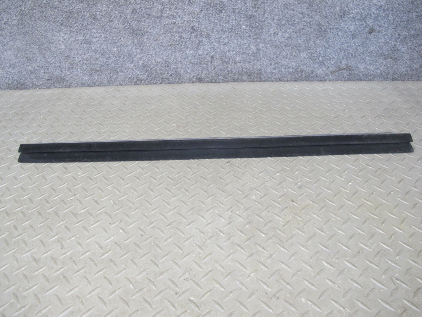 2003-2009 Hummer H2 Front Right Window Outer Inner Weatherstrip Rubber Seal Set