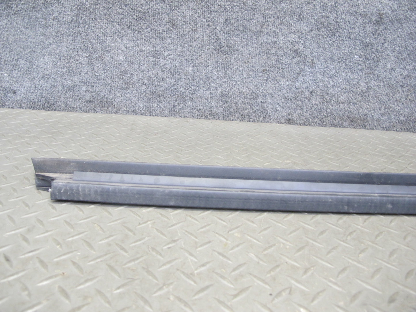 2003-2009 Hummer H2 Front Right Window Outer Inner Weatherstrip Rubber Seal Set