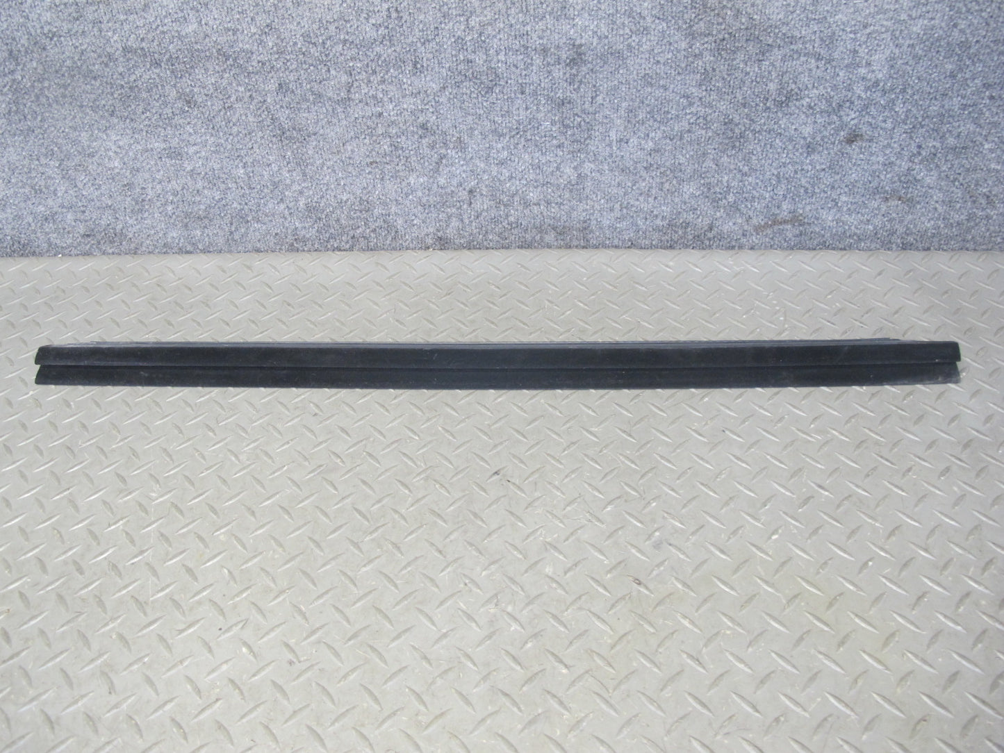 2003-2009 Hummer H2 Front Left Window Outer Inner Weatherstrip Rubber Seal Set