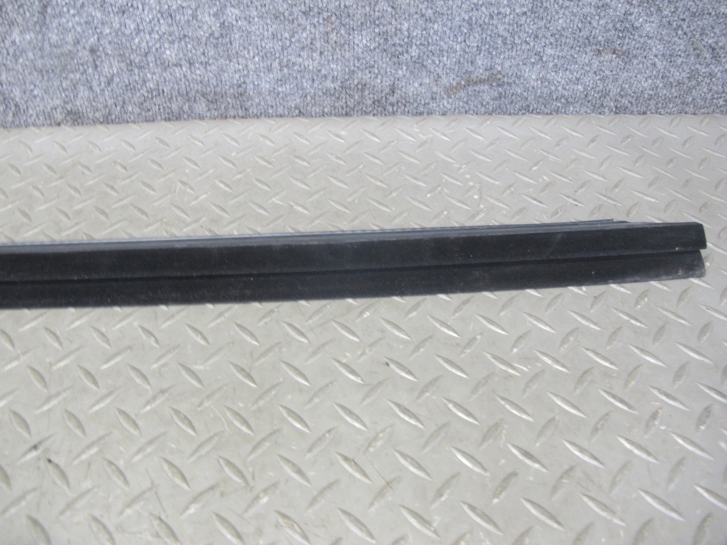 2003-2009 Hummer H2 Front Left Window Outer Inner Weatherstrip Rubber Seal Set