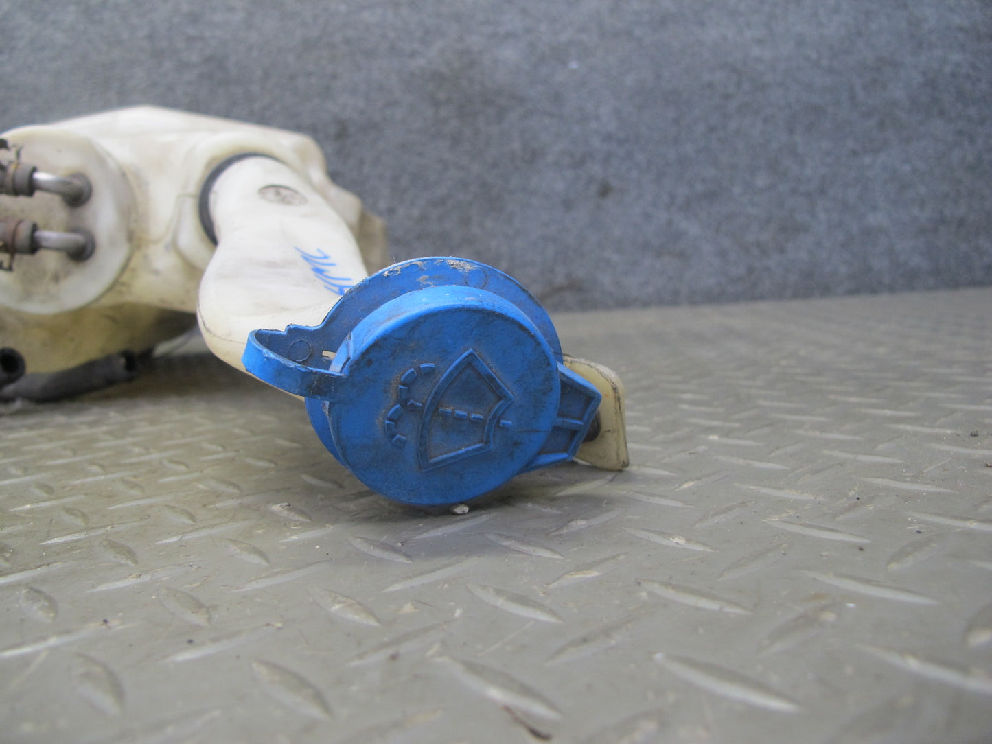 07-11 Mercedes W164 Ml-class Windshield Washer Reservoir w Pump OEM