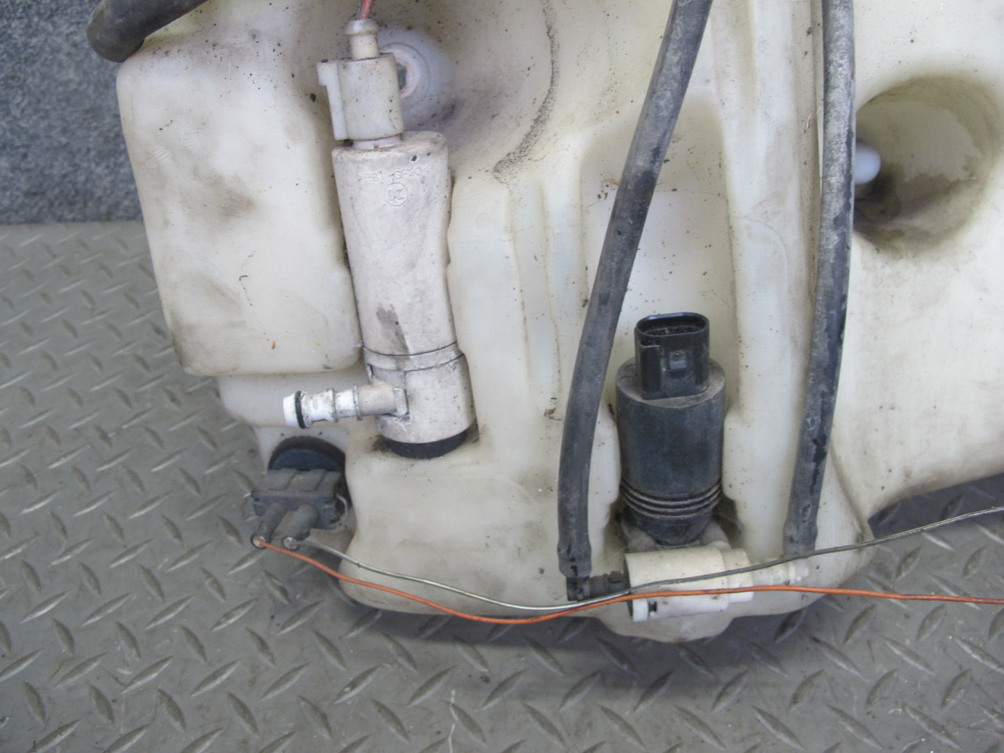 07-11 Mercedes W164 Ml-class Windshield Washer Reservoir w Pump OEM
