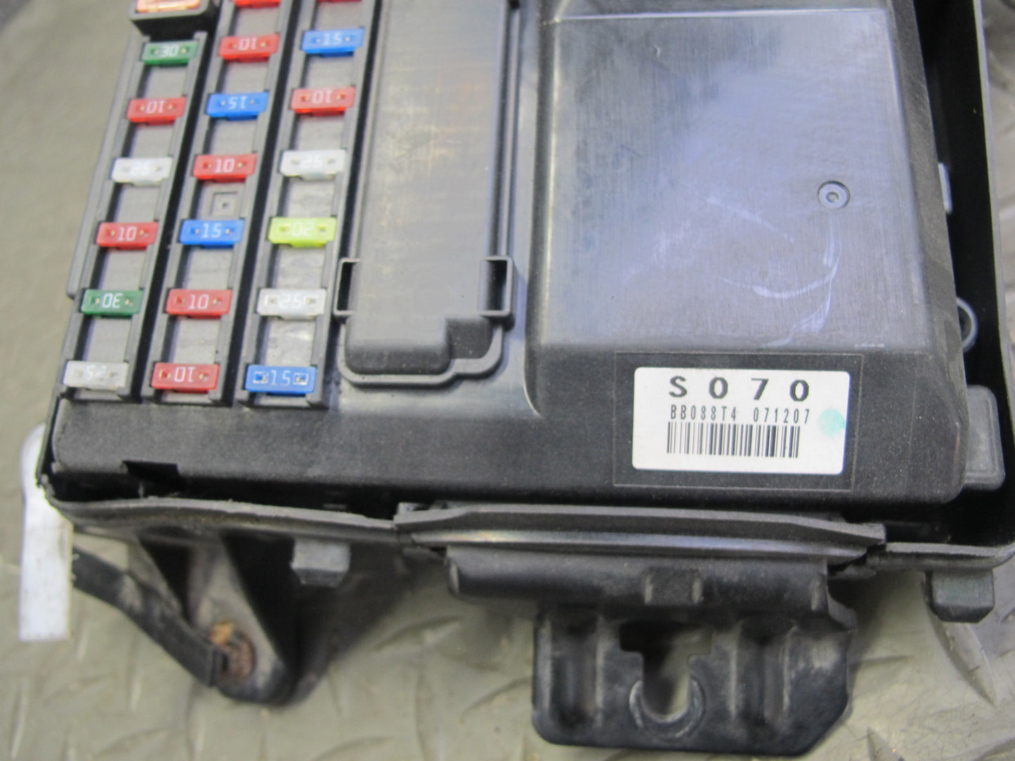 08-16 Lexus LS600h 2UR-FSE Engine Bay Junction Fuse Relay Box Module OEM