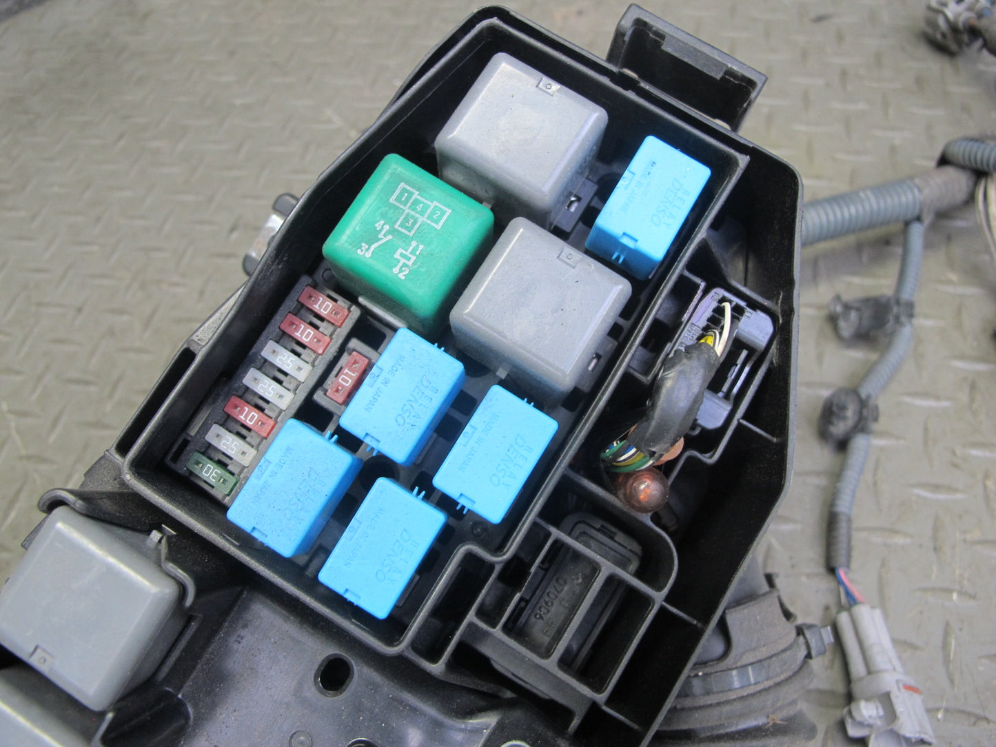 08-16 Lexus LS600h 2UR-FSE Engine Bay Junction Fuse Relay Box Module OEM