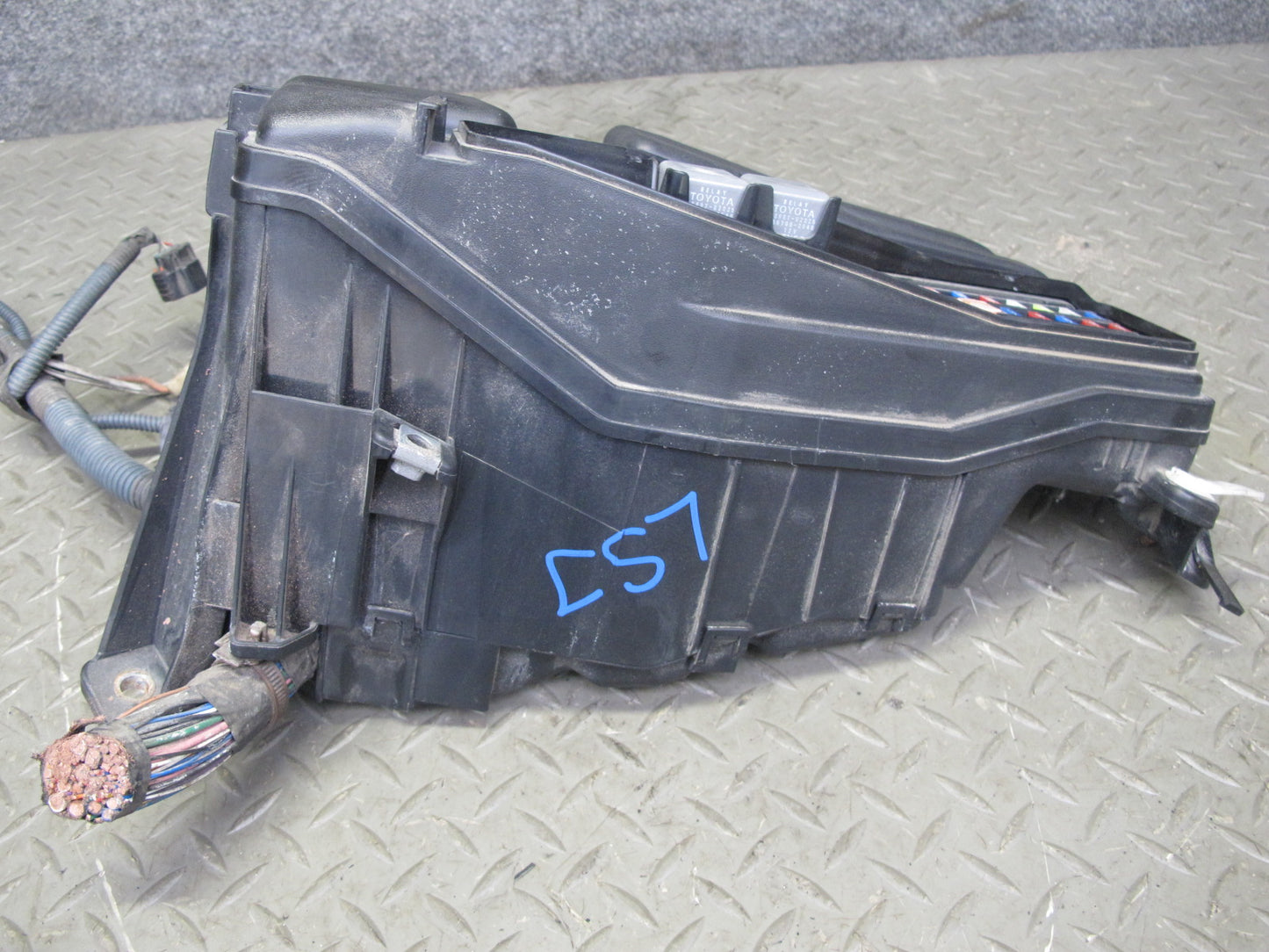 08-16 Lexus LS600h 2UR-FSE Engine Bay Junction Fuse Relay Box Module OEM
