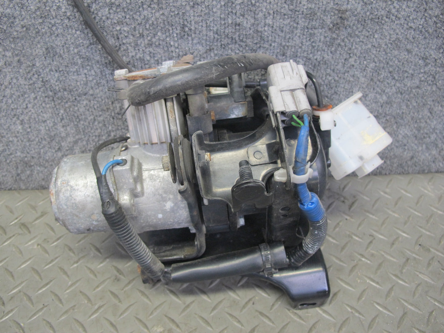 07-17 Lexus LS600h LS460 Air Ride Suspension Compressor Pump w Bracket OEM