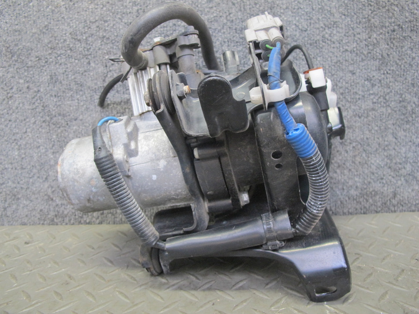 07-17 Lexus LS600h LS460 Air Ride Suspension Compressor Pump w Bracket OEM