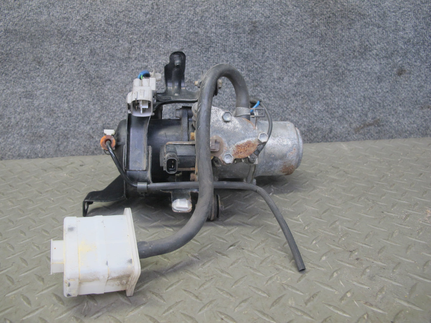 07-17 Lexus LS600h LS460 Air Ride Suspension Compressor Pump w Bracket OEM